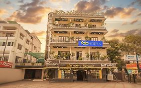 Fabhotel Santoor - Geeta Bhawan Square